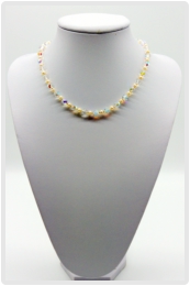 Halskette mit Perlen und Glaskristallen