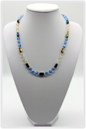 Halskette mit blauen und schwarzen Kristallen