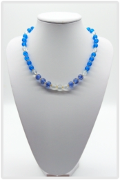Halskette mit blauen Glasperlen
